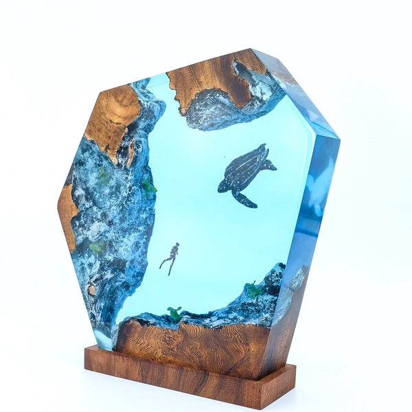 Sea Turtle & Diver - High Quality Epoxy Resin Lamp